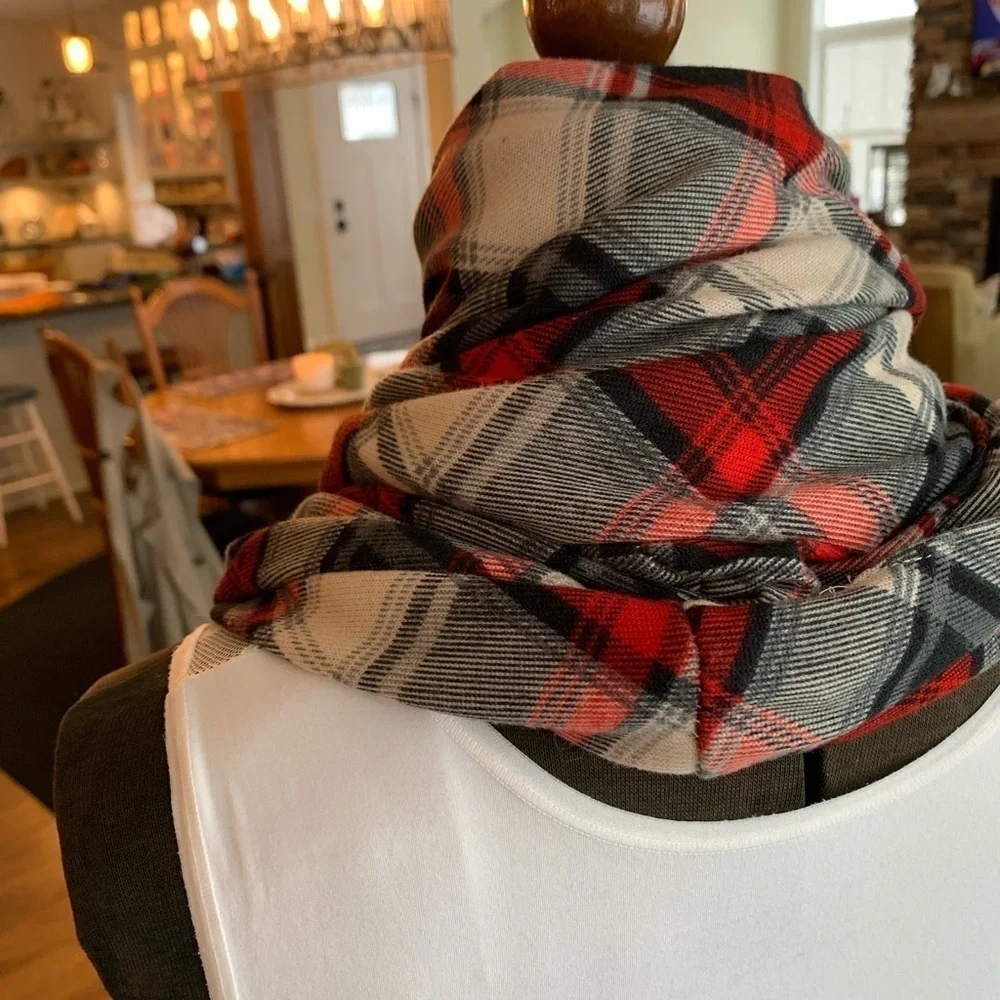 Charlotte Daniel infinity scarf plaid design in cream red black super soft euc